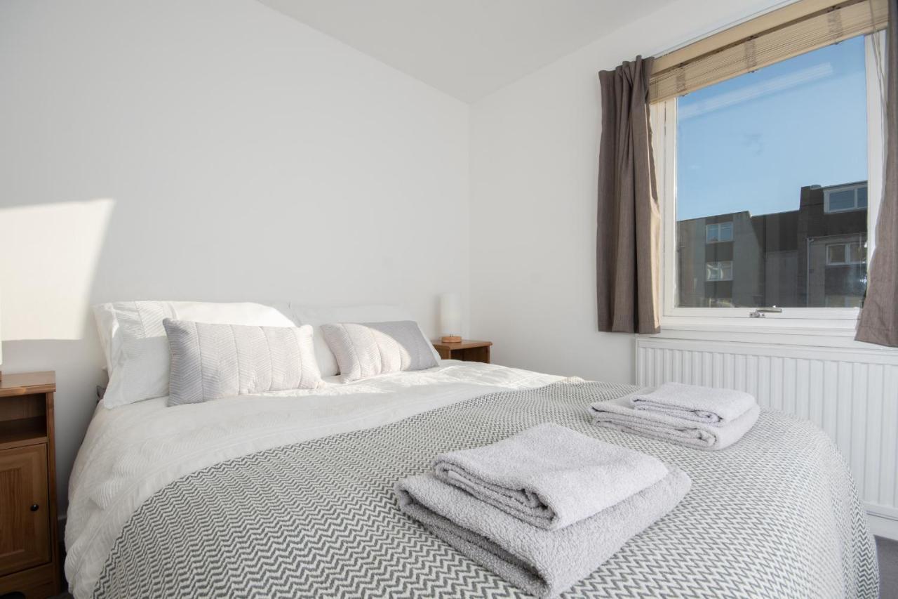 Dwellcome Home: West End 2-Bedroom with Free Parking & Wi-Fi Aberdeen Exterior photo
