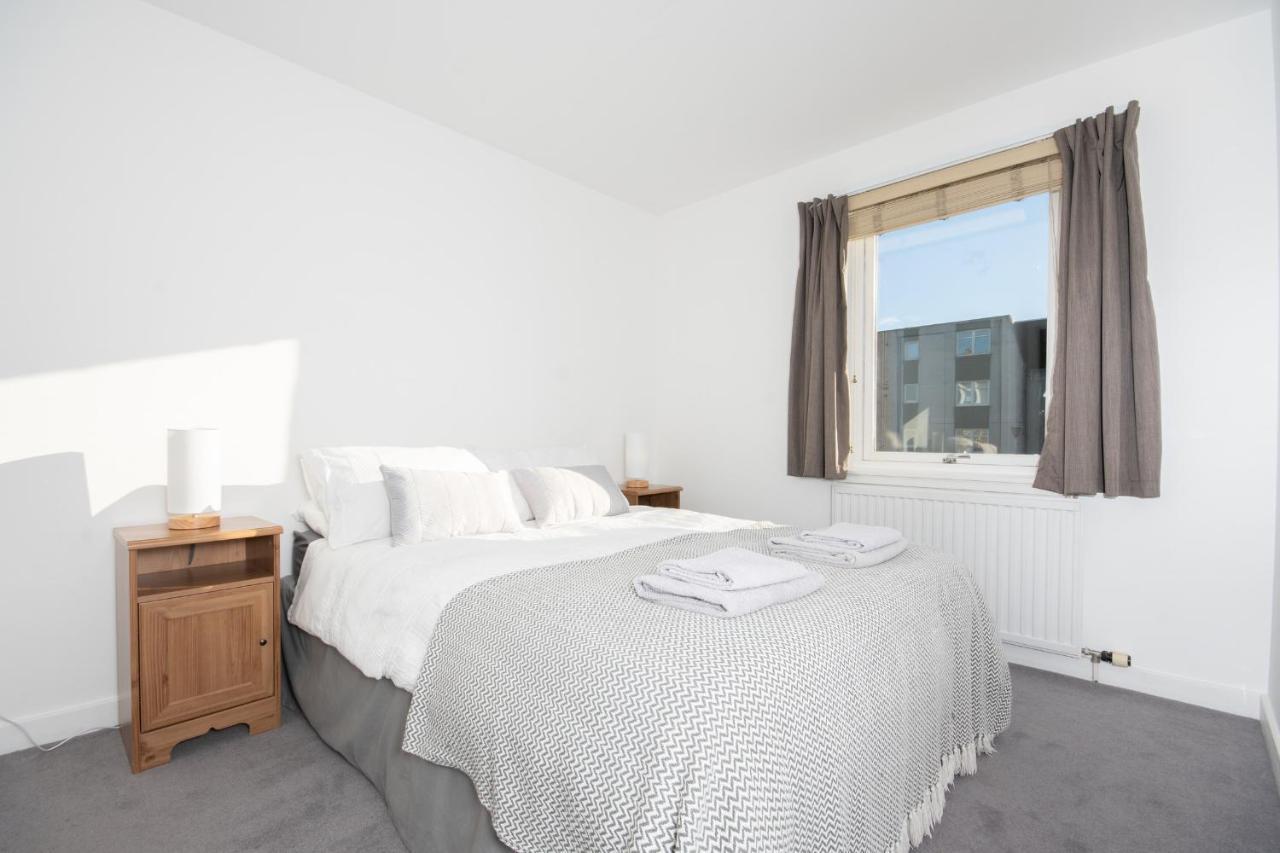 Dwellcome Home: West End 2-Bedroom with Free Parking & Wi-Fi Aberdeen Exterior photo