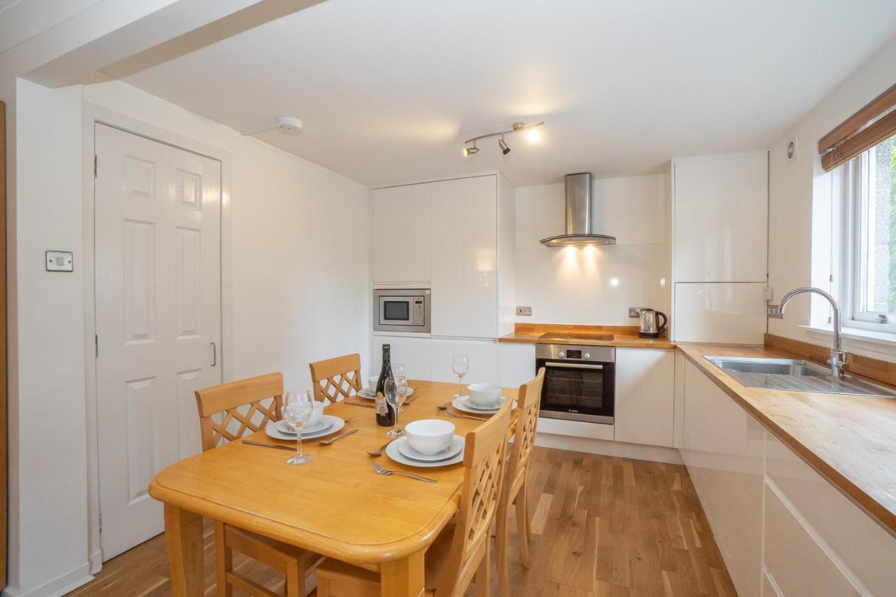 Dwellcome Home: West End 2-Bedroom with Free Parking & Wi-Fi Aberdeen Exterior photo